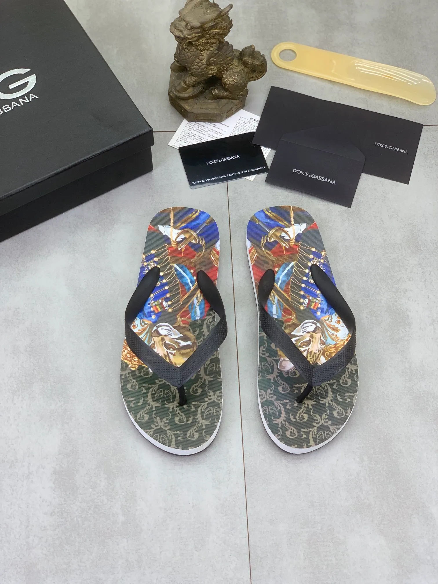 Men's Men's Shoes💰P220💰[New Style]🆘[DG]Official Website Couple🧑‍🤝‍🧑Hot-selling Dolce & Gabbana Men's Flip-Flops are on sale at the counter simultaneously! Original fabric imported from Italy. Original bottom provided by the original factory. Size: Adult 36-45. Children’s size: 30-37. Multiple colors available.